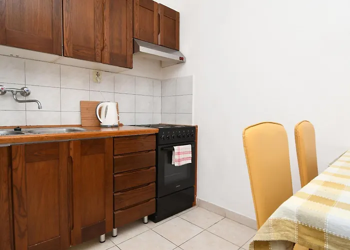 Dory アパート トロギール